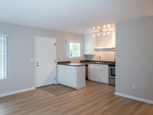 Building Photo - Charming 1 BD/ 1BA Apartment w/ Pool! Parking! Laundry! PROGRESSIVE Unit #5