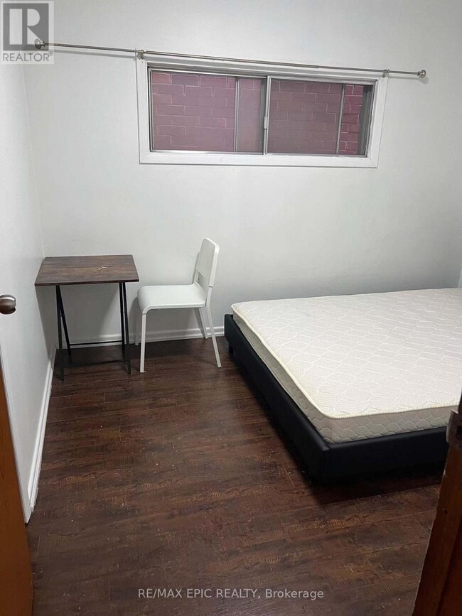 Photo - 137 Markham St