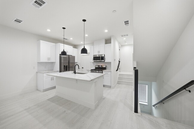 Building Photo - 7207 Mohawk Dr