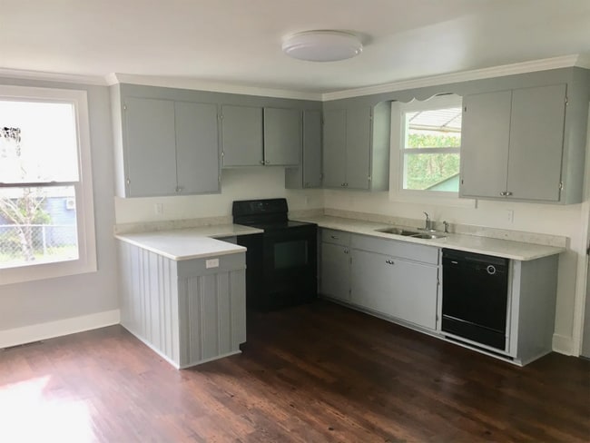 Building Photo - Beautiful 2 Bedroom 1 Bathroom Home with S...