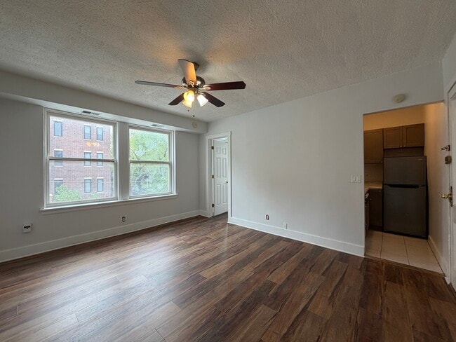 Photo - 3727 N Pine Grove Ave Unidad 408