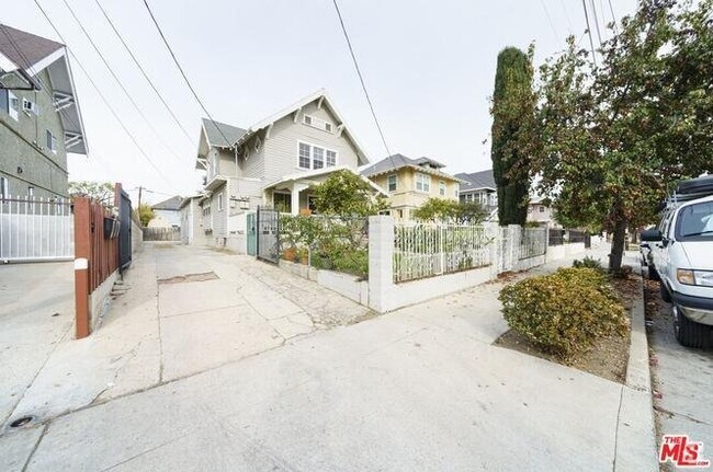 Building Photo - 1677 W 24th St Unit #3 Rental