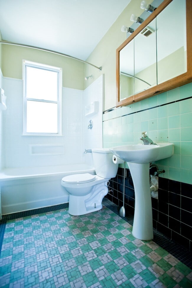 Photo - $1040-1 BD/1BA w Heat near Brady*** HALF O...