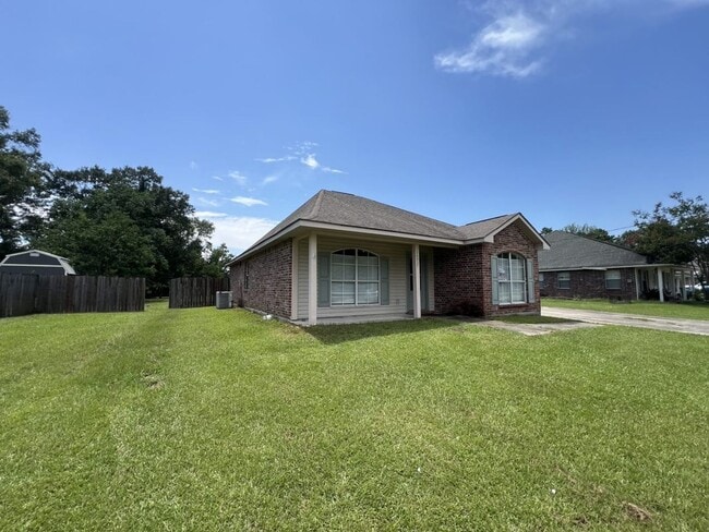 Charming 4-Bedroom Home with Large Backyar... - Charming 4-Bedroom Home with Large Backyar...