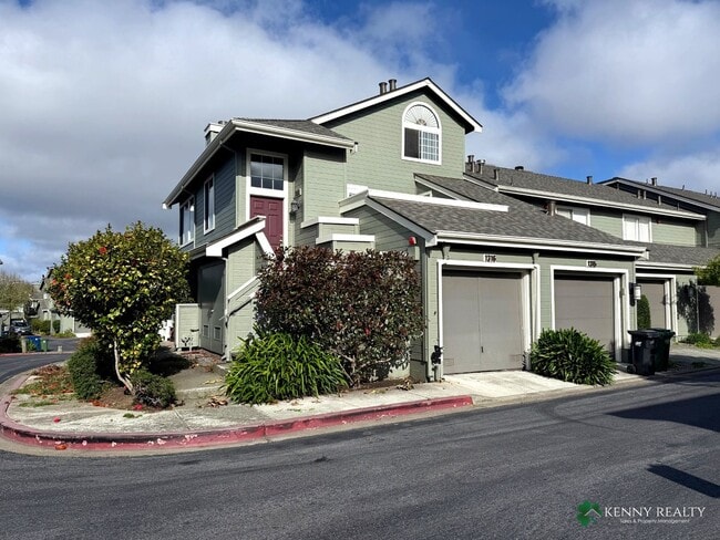 Building Photo - Remodeled 2-Bedroom Home with City Views in Daly City