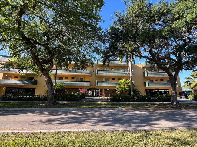 Building Photo - 1975 NE 135th St Unit 3R