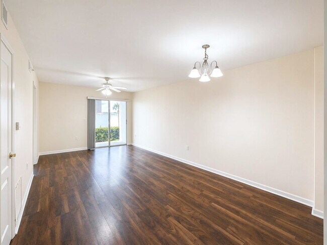 Building Photo - Beautiful 2 bedroom/2 bathroom on the river Unit 106
