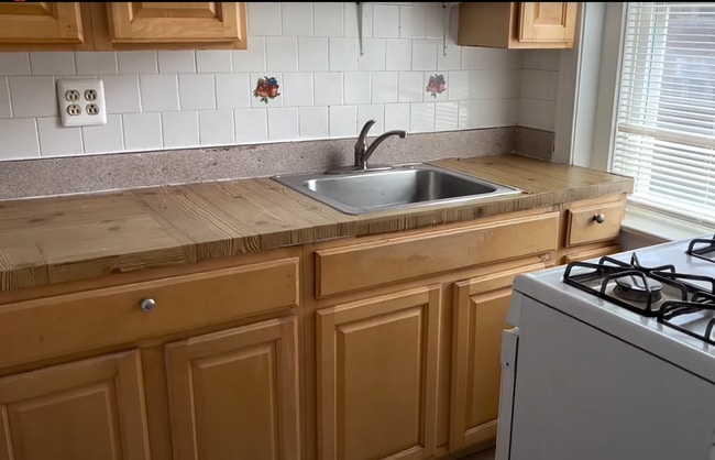 Building Photo - 158 Kelton St