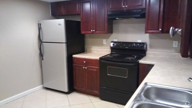 Building Photo - Spacious 3 Bedroom Townhome