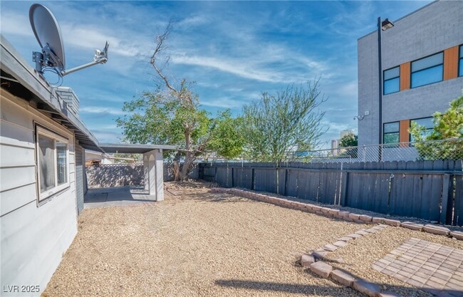 Building Photo - 2825 Kings Way Rental