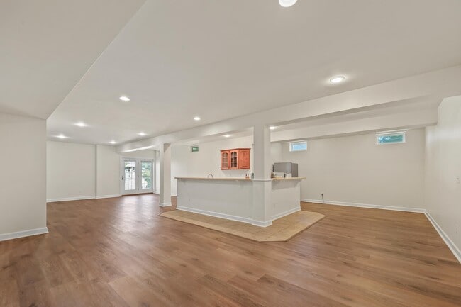 Bright sunlight from entry door - 5619 Websters Way