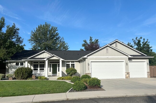 Photo - Impressive Home w/ 6 Bedrooms, Full Finished Basement, Lawn Care Included!