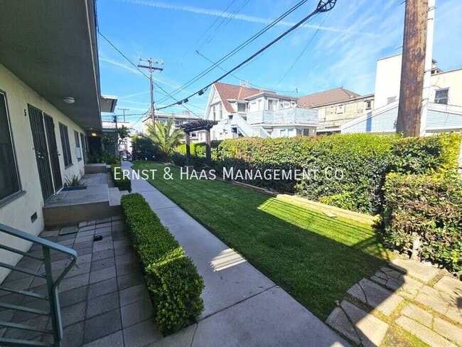 436 W 4th St