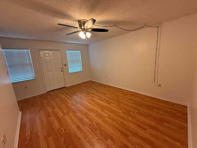 Photo - 537 Schneider Dr