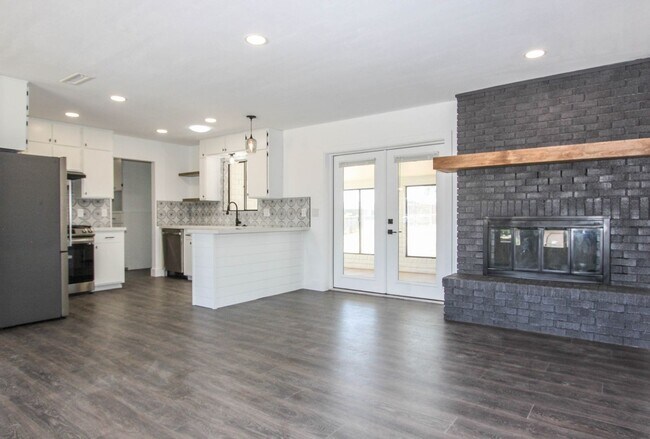 Photo - 3 bedroom 2 bathroom with AZ room