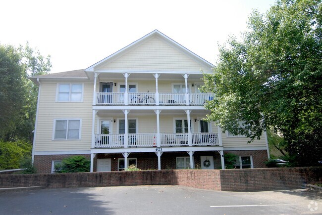 Building Photo - Spacious renovated upper floor 2 bedroom 2... Rental