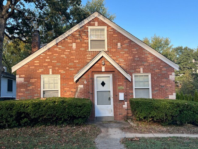 Building Photo - Updated 3+ Bedroom Brick Bungalow in Brentwood!