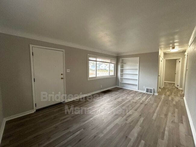 Photo - 3748 St James Ave