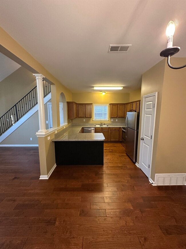 Photo - 1354 Island Pl E