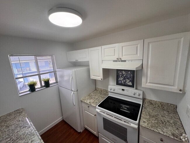 Building Photo - 2 Bed 1 Bath - Spacious w/ Great Natural L... Rental