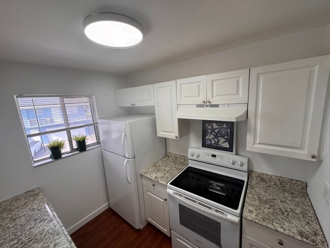 2 Bed 1 Bath - Spacious w/ Great Natural L... - 2 Bed 1 Bath - Spacious w/ Great Natural L... House