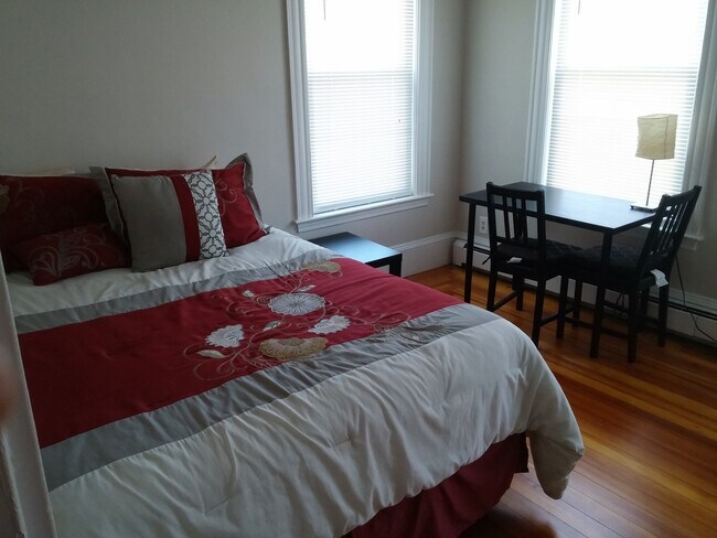 Building Photo - 1000 Memorial Dr Unit 2 REAR