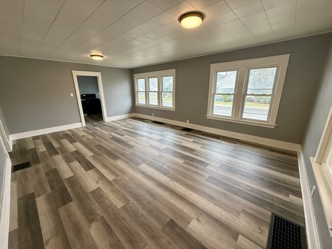 Photo - 701 E Broadway St