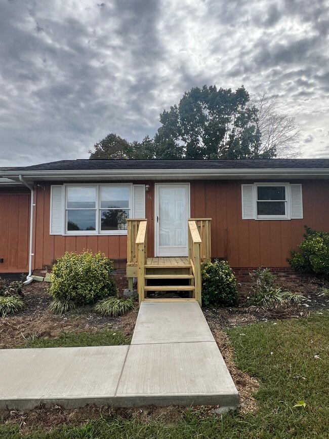 Building Photo - 185 Lois Dr