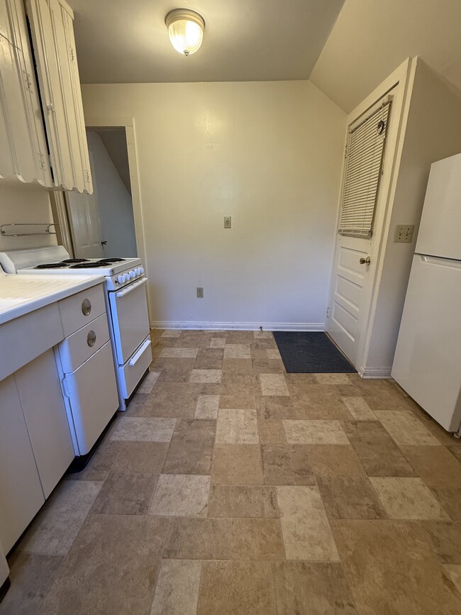 Building Photo - 85 E Spring St