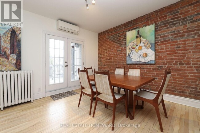 Photo - 1378 Queen St E