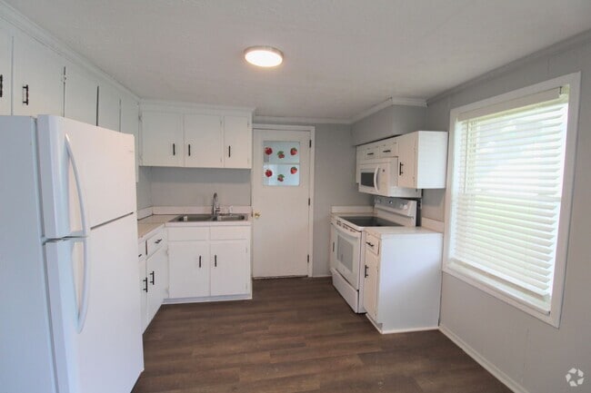 Building Photo - Larger Renovated 2 Bed / 1 Bath Apartment ...