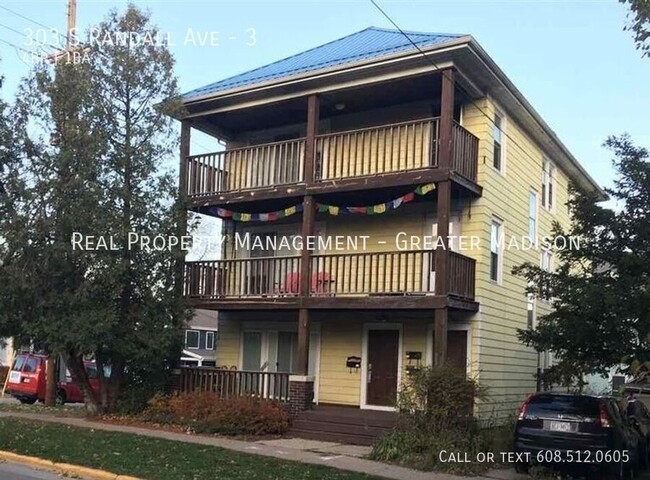 Great 3rd story flat with massive balcony! - Great 3rd story flat with massive balcony! Apartment Unit 3