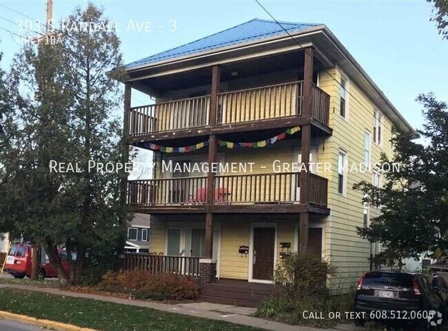 Building Photo - Great 3rd story flat with massive balcony! Unit 3 Rental