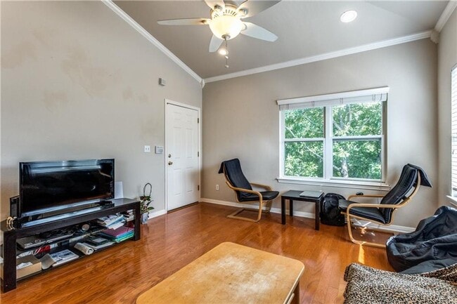 Photo - 3011 Speedway Unit Speedway 6