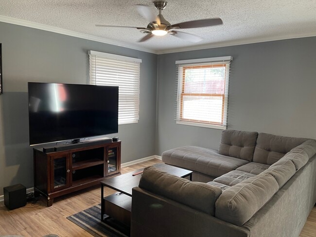 Photo - 540 Tamerisk Dr