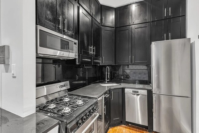 Photo - 562 Hudson St Unit 2