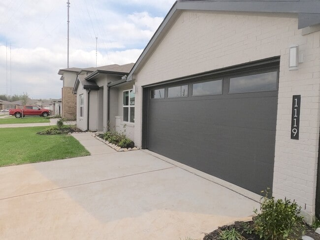 Photo - 1119 Hyde Lk Ln