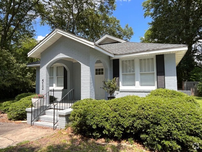 Building Photo - 3 Bedroom 2 Bath Updated Rosewood Home