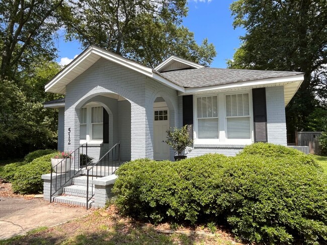 3 Bedroom 2 Bath Updated Rosewood Home - 3 Bedroom 2 Bath Updated Rosewood Home