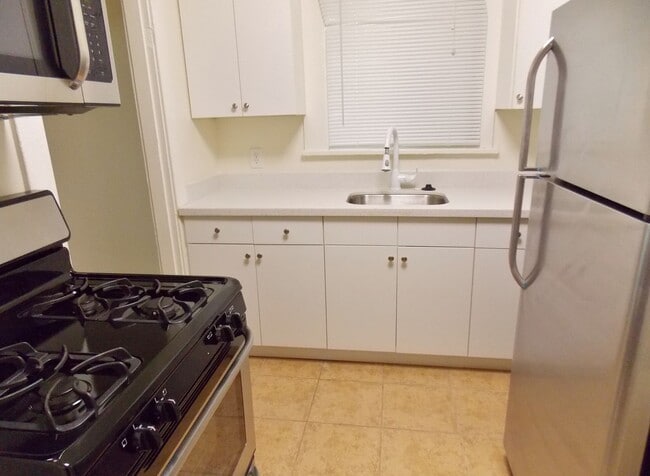 Building Photo - 856-860 32nd St Unit 858