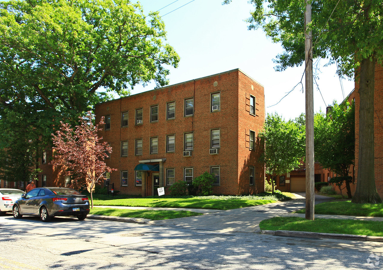 Edgewater Apartment Complex - Edgewater Apartment Complex