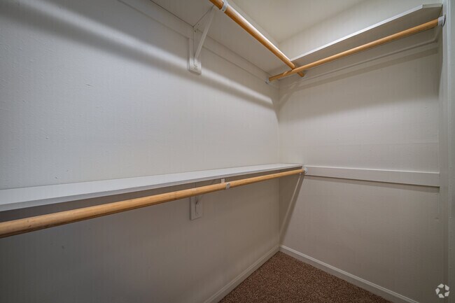 2BR, 1BA - 835SF