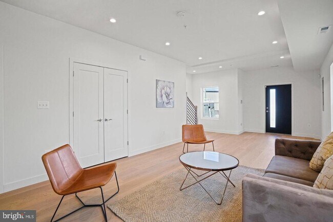 Photo - 4421 Kane Pl NE