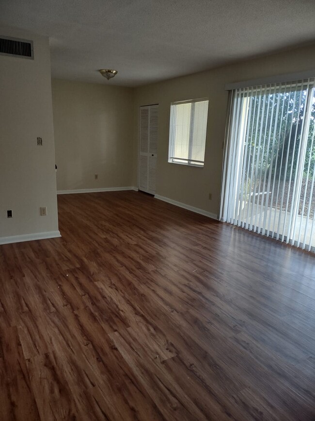 Building Photo - 610 Fairways Cir Unit A