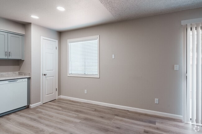 2BR, 2BA - 850SF - Dining Room