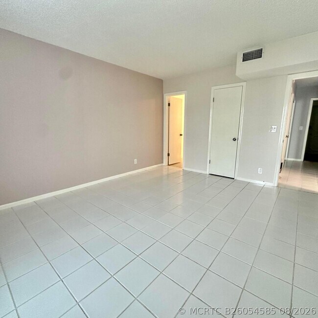 2171 NE 66th St Unidad 828