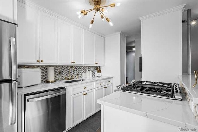 Building Photo - 800 N Washington St Unit 202