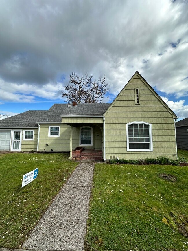 Charming 2 Bedroom, 1 Bathroom Home With a... - Charming 2 Bedroom, 1 Bathroom Home With a...
