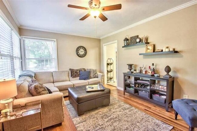 Photo - In Town Location On This Charming Cottage