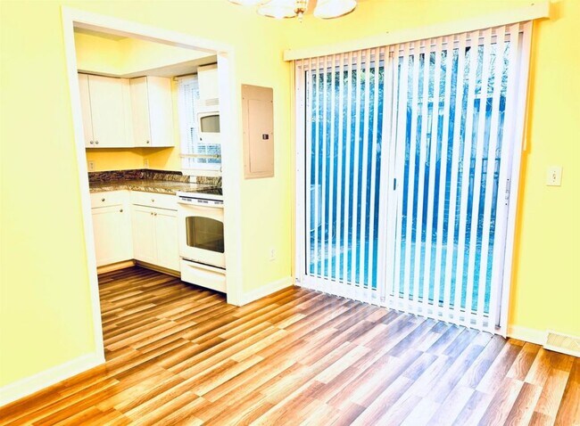 Photo - 513-565 65th Ave N